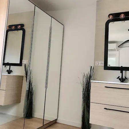 Mairie / Marche: Confortable 2p, Bien Equipe, Tout A Pieds Apartment Antibes